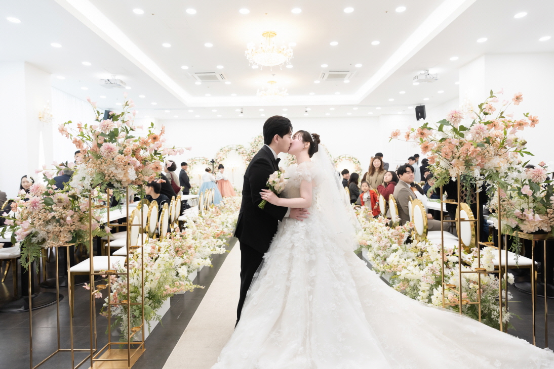/user/s/simplewedding/editor/2506/3eaf427a7ad3ad5e6225428874538b7e_1749211353_5904.JPG 이미지크게보기